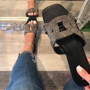 Poolside Sandal in black